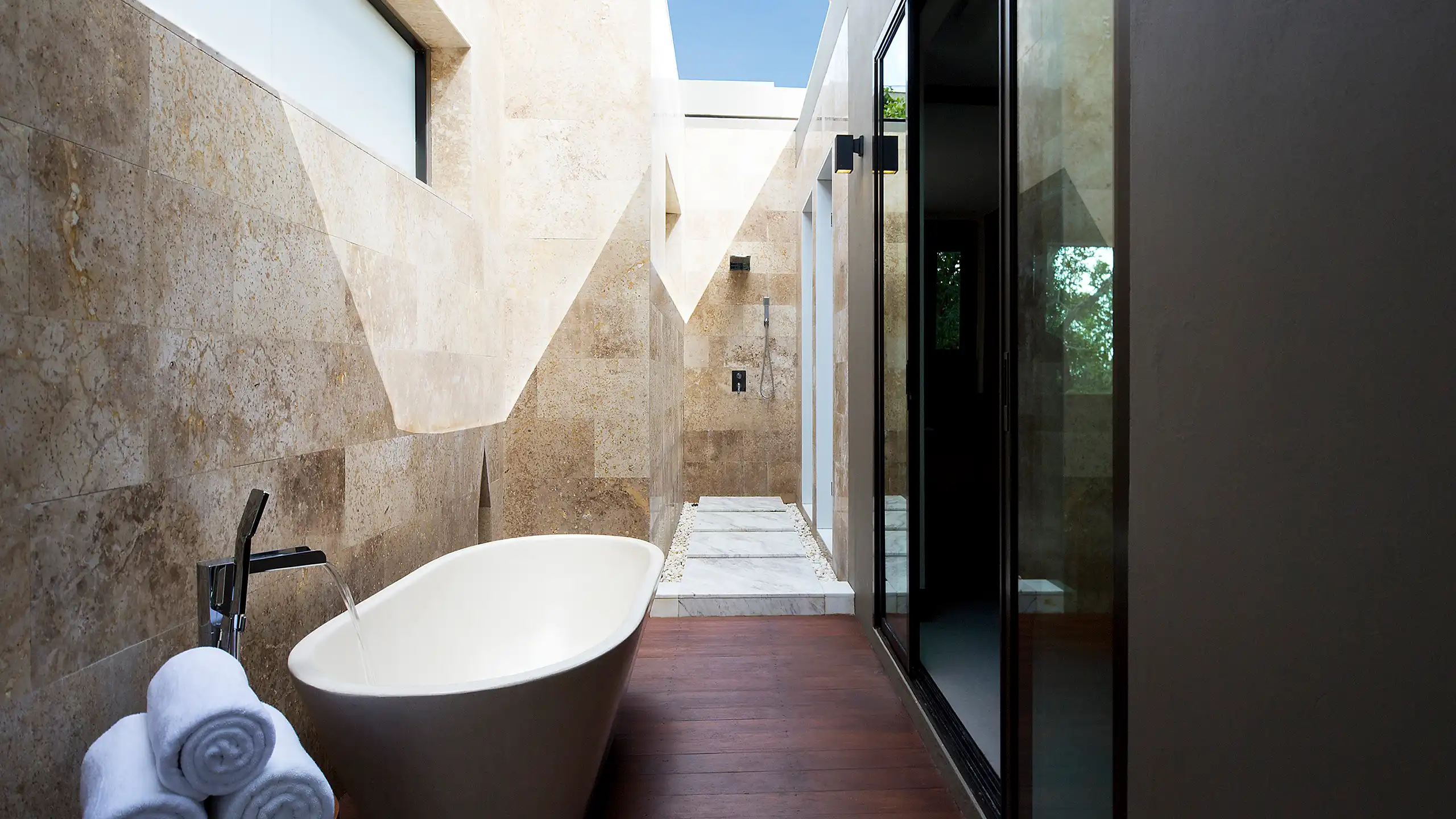 Pool sute outdoor bath